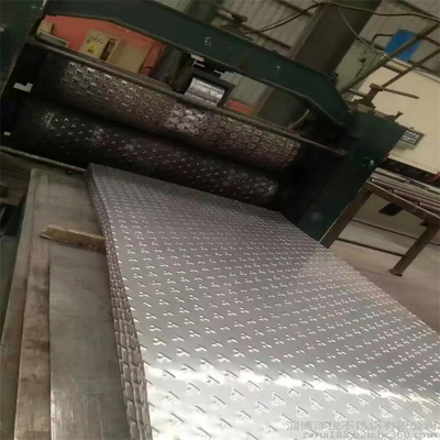 304 feuilles de relief laminées à chaud d'acier inoxydable 1500 * 6000mm 10mm antidérapant