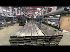 Le processus de tri et d'emballage dans un atelier de tubes carrés et ronds en acier inoxydable