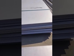 Plaque en acier inoxydable sous la lumière du soleil