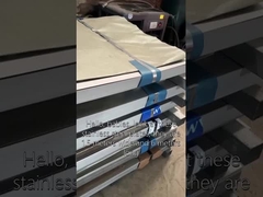 Empilage ordonné des plaques d'acier inoxydable