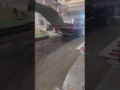 La plaque en acier inoxydable étant chargée dans le camion