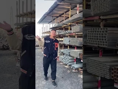 Regardez les tuyaux en acier galvanisé sur les étagères.